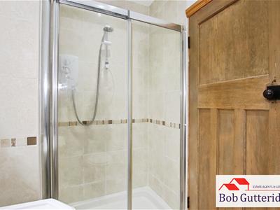 EN-SUITE SHOWER ROOM